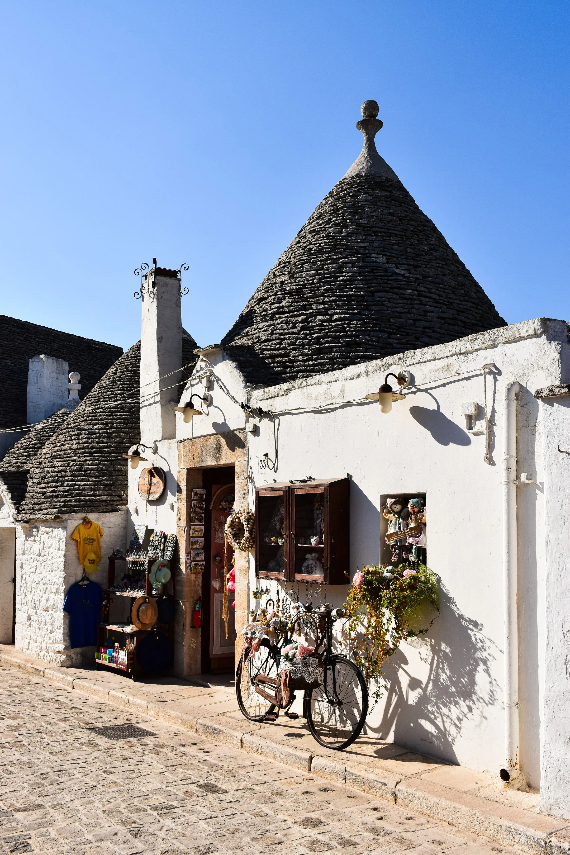 Trulli d’Alberobello sous le ciel bleu des Pouilles