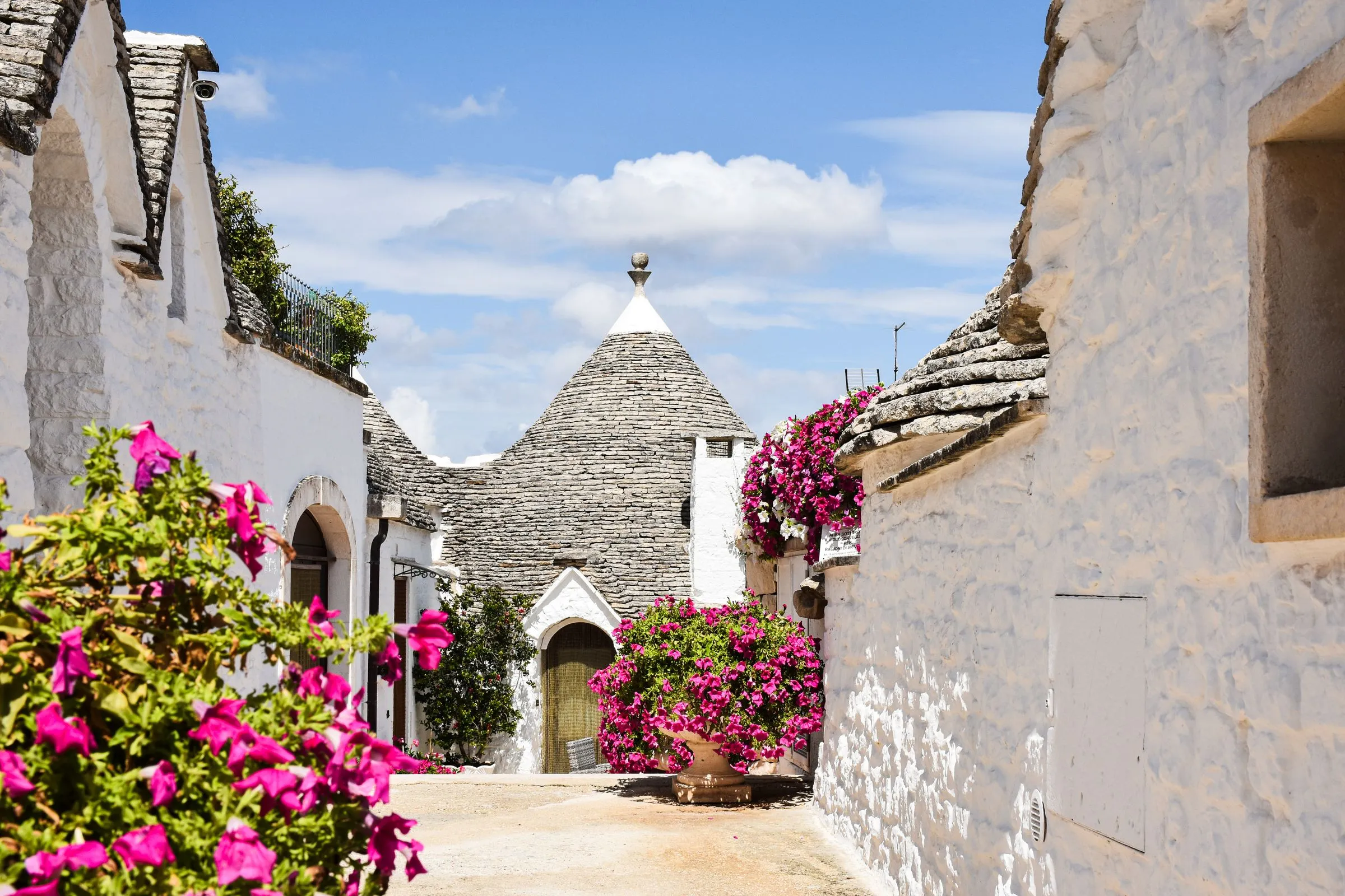 Ruelle fleurie entre les trulli d’Alberobello